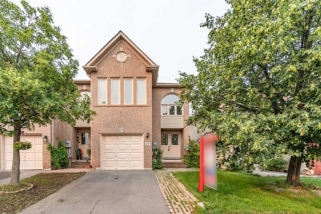 112 Goldenlight Circ, Townhouse with 3 bedrooms, 3 bathrooms and 2 parking in Brampton ON | Image 1