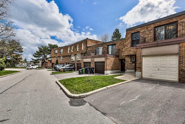 135 Huntingdale Blvd, Townhouse with 4 bedrooms, 3 bathrooms and 1 parking in Toronto ON | Image 2