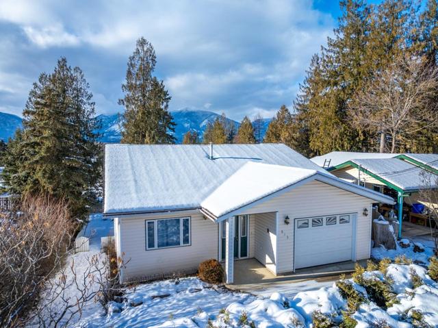 615 6 Avenue, House detached with 3 bedrooms, 3 bathrooms and null parking in Creston BC | Image 2