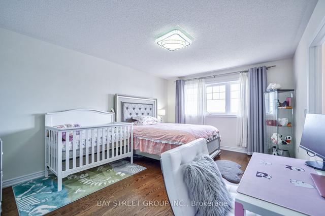 32 Davenfield Circ, House attached with 3 bedrooms, 4 bathrooms and 3 parking in Brampton ON | Image 9