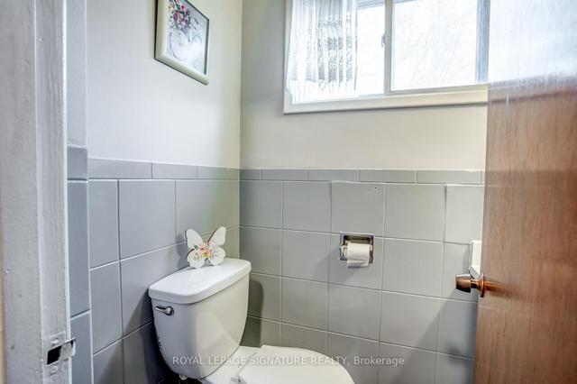 1 Vanity Crt, House semidetached with 3 bedrooms, 2 bathrooms and 6 parking in Toronto ON | Image 2