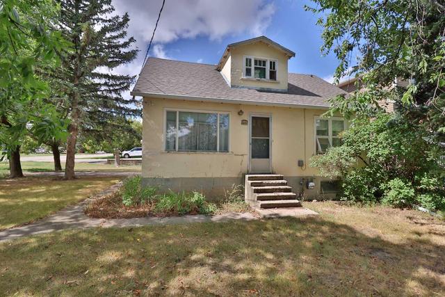306 n 100 E, House detached with 5 bedrooms, 1 bathrooms and 4 parking in Raymond AB | Image 2