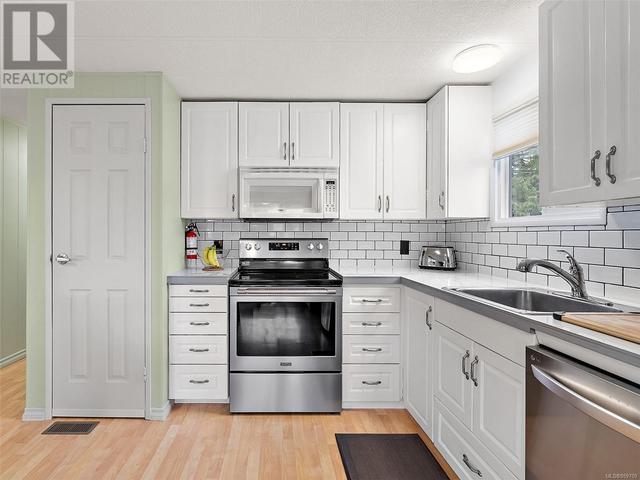 9399 Brookwood Dr, House other with 2 bedrooms, 1 bathrooms and 2 parking in Sidney BC | Image 9