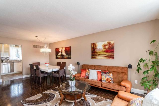 78 Morley Cres, Townhouse with 3 bedrooms, 2 bathrooms and 1 parking in Brampton ON | Image 6