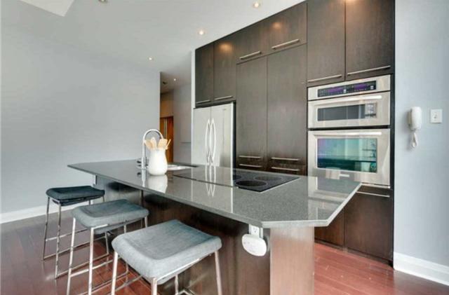1007 - 8 Wellesley St E, Condo with 2 bedrooms, 2 bathrooms and 1 parking in Toronto ON | Image 3