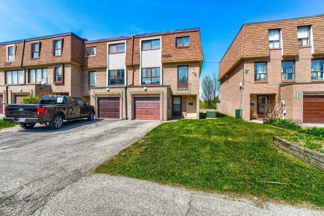 209 Fleetwood Cres, Townhouse with 4 bedrooms, 3 bathrooms and 3 parking in Brampton ON | Image 23