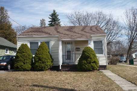 363 Oshawa Blvd S, House detached with 2 bedrooms, 1 bathrooms and 1 parking in Oshawa ON | Image 1