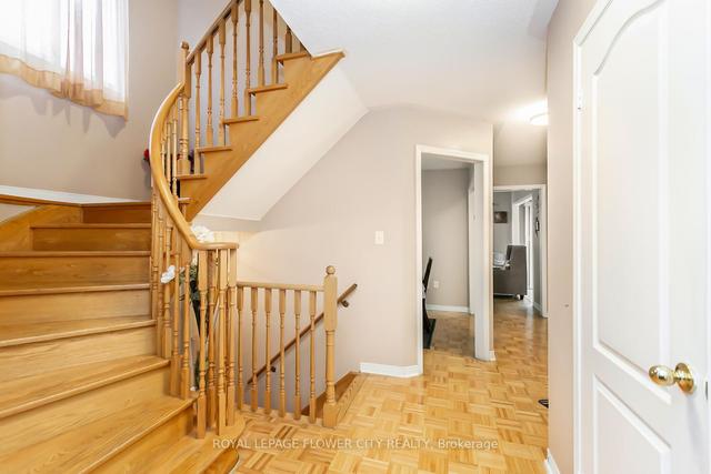 15 Quailvalley Dr, House attached with 4 bedrooms, 4 bathrooms and 3 parking in Brampton ON | Image 2