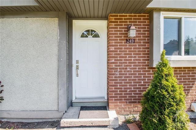 249 Pickford Drive, Townhouse with 3 bedrooms, 2 bathrooms and 1 parking in Ottawa ON | Image 4