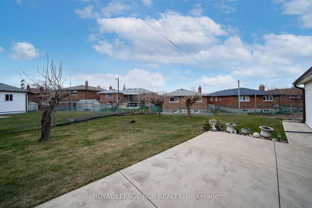 9 Slane Crt, House semidetached with 3 bedrooms, 2 bathrooms and 4 parking in Toronto ON | Image 28