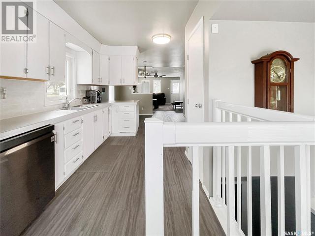 259 5th Avenue Se, House detached with 4 bedrooms, 2 bathrooms and null parking in Swift Current SK | Image 4