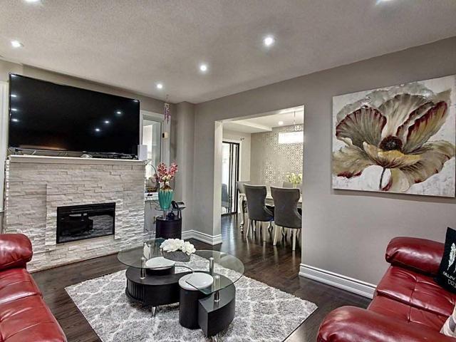 4 Raine Crt, House detached with 3 bedrooms, 3 bathrooms and 5 parking in Brampton ON | Image 2