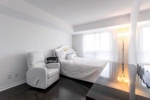 Lph7 - 3 Michael Power Pl, Condo with 2 bedrooms, 2 bathrooms and 1 parking in Toronto ON | Image 2