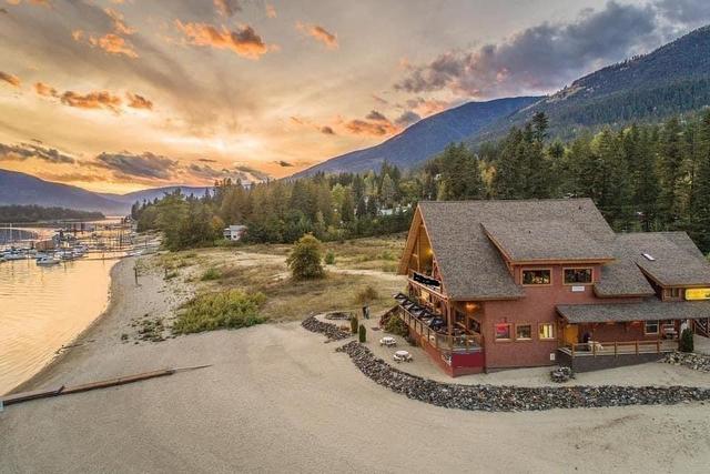 7924 Balfour Wharf Road, House detached with 2 bedrooms, 2 bathrooms and null parking in Central Kootenay E BC | Card Image