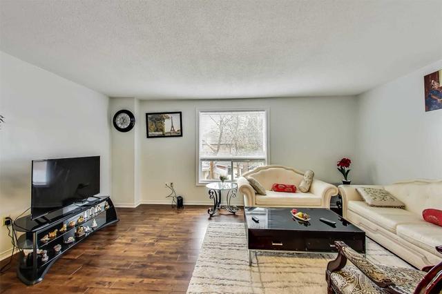 c - 22 Bond St, Townhouse with 3 bedrooms, 2 bathrooms and 2 parking in Brantford ON | Image 7
