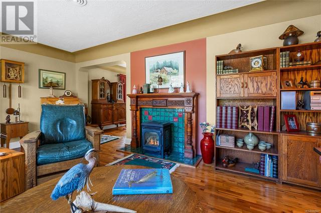 2834 Inlet Ave, House detached with 4 bedrooms, 1 bathrooms and 2 parking in Saanich BC | Image 3