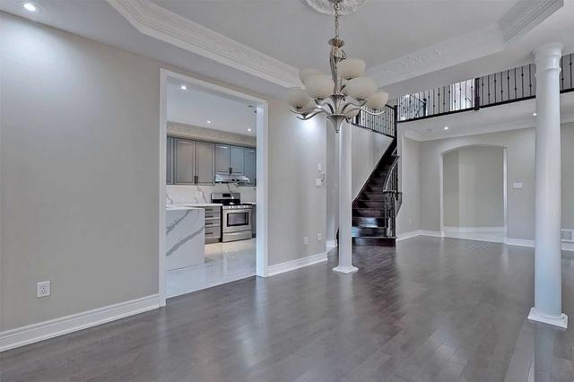 5953 Sidmouth St, House detached with 4 bedrooms, 4 bathrooms and 4 parking in Mississauga ON | Image 6