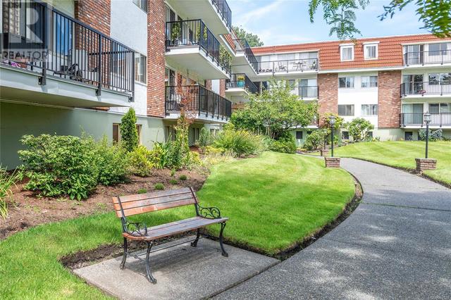 129 - 1680 Poplar Ave, Condo with 2 bedrooms, 1 bathrooms and 1 parking in Saanich BC | Image 25