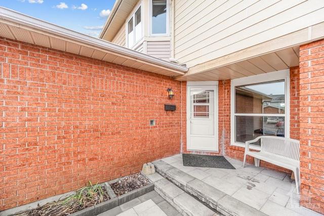 228 Huntersfield Drive, Townhouse with 3 bedrooms, 2 bathrooms and 2 parking in Ottawa ON | Image 2
