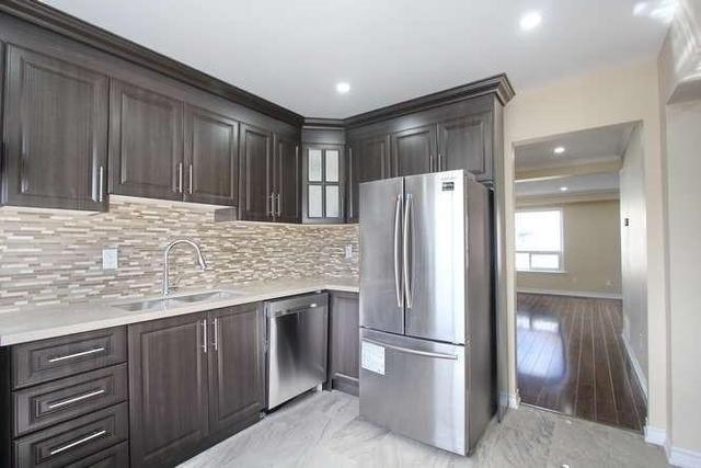26 Moregate Cres, Townhouse with 3 bedrooms, 2 bathrooms and 1 parking in Brampton ON | Image 1