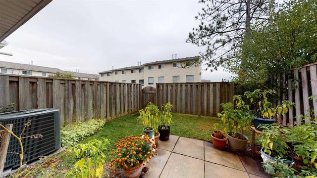 60 Franklin Crt, Townhouse with 3 bedrooms, 2 bathrooms and 2 parking in Brampton ON | Image 8