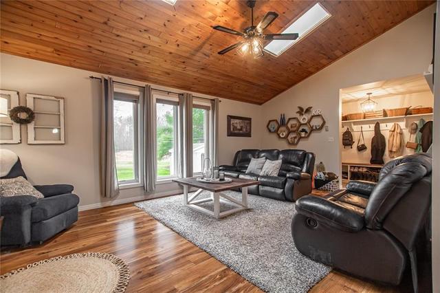 383 Russham Road, House detached with 3 bedrooms, 2 bathrooms and 6 parking in Laurentian Valley ON | Image 5