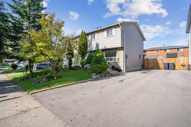 39 Bramhall Circ, House semidetached with 3 bedrooms, 1 bathrooms and 3 parking in Brampton ON | Image 1