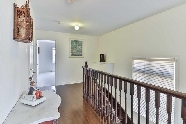 25 Mastwood Cres, House detached with 3 bedrooms, 3 bathrooms and 2 parking in Toronto ON | Image 5