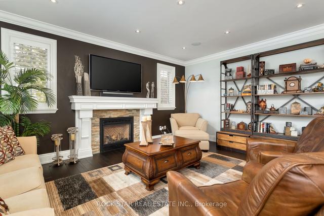 2431 Old Carriage Rd, House detached with 5 bedrooms, 6 bathrooms and 11 parking in Mississauga ON | Image 2