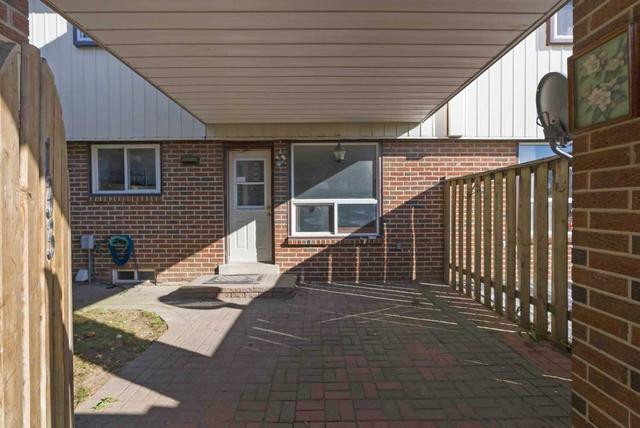 133 - 120 Nonquon Rd, Townhouse with 3 bedrooms, 1 bathrooms and 1 parking in Oshawa ON | Image 5