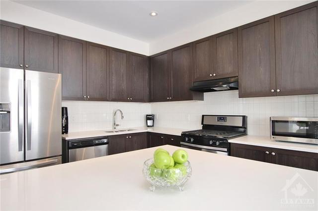 569 Radiant Private, Townhouse with 4 bedrooms, 3 bathrooms and 2 parking in Ottawa ON | Image 5