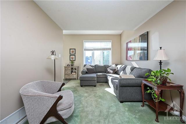 892 Paradise Crescent, Townhouse with 3 bedrooms, 2 bathrooms and 3 parking in Ottawa ON | Image 13