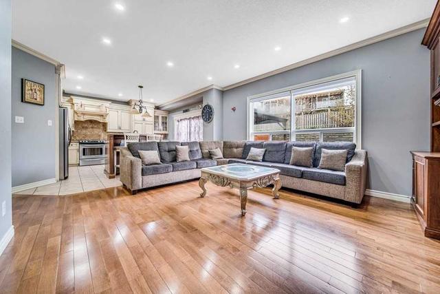 438 Robert Ferrie Dr, House detached with 4 bedrooms, 4 bathrooms and 4 parking in Kitchener ON | Image 3