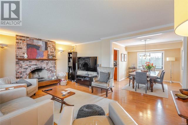 589 Kay St, House detached with 4 bedrooms, 2 bathrooms and 6 parking in Saanich BC | Image 6