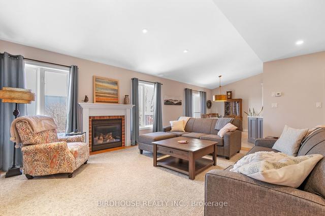 42 Thrushwood Tr, House detached with 3 bedrooms, 4 bathrooms and 6 parking in Kawartha Lakes ON | Image 2