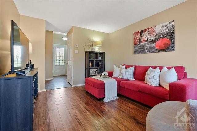 6959 Bilberry Drive, Townhouse with 3 bedrooms, 3 bathrooms and 1 parking in Ottawa ON | Image 4