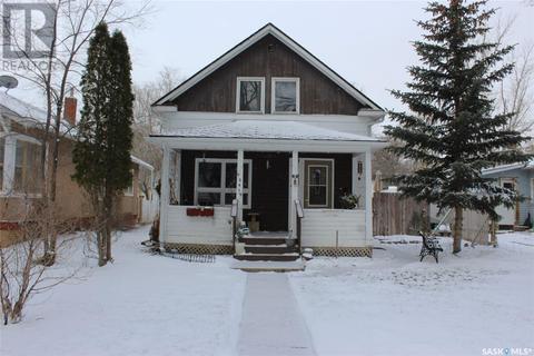 547 1st Street E, House detached with 3 bedrooms, 2 bathrooms and null parking in Shaunavon SK | Card Image