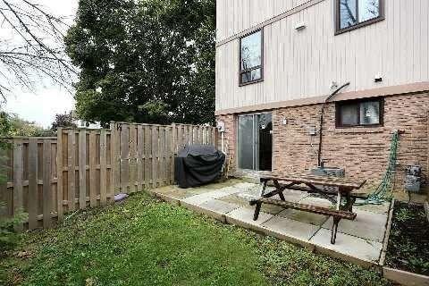57 Guildford Cres, Townhouse with 3 bedrooms, 2 bathrooms and 2 parking in Brampton ON | Image 7