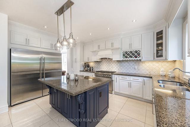 138 Winston Park Blvd, House detached with 4 bedrooms, 4 bathrooms and 6 parking in Toronto ON | Image 2