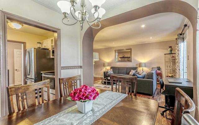134 Town House Cres, Townhouse with 3 bedrooms, 2 bathrooms and 2 parking in Brampton ON | Image 5