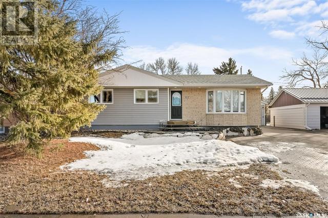 815 Elizabeth Street, House detached with 4 bedrooms, 2 bathrooms and null parking in Moose Jaw SK | Image 2