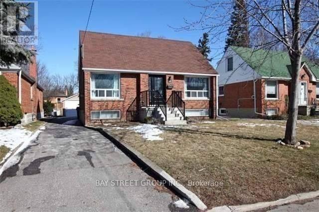 26 Innismore Cres E, House detached with 3 bedrooms, 3 bathrooms and 5 parking in Toronto ON | Image 1