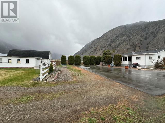 3027 Hwy 3 Highway, House detached with 2 bedrooms, 1 bathrooms and 3 parking in Okanagan Similkameen G BC | Image 9