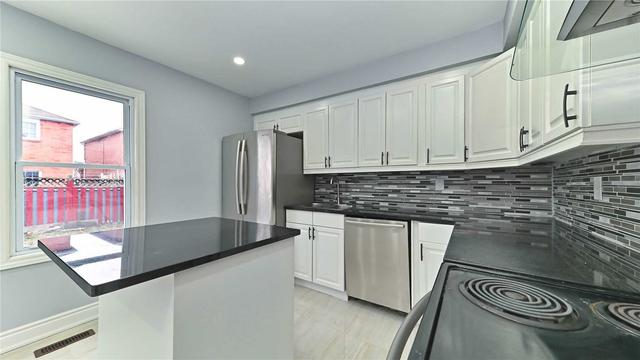 34 Woodside Crt, House detached with 3 bedrooms, 4 bathrooms and 3 parking in Brampton ON | Image 2