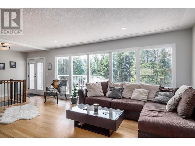 7870 Falcon Road, House detached with 3 bedrooms, 2 bathrooms and 12 parking in Central Okanagan BC | Image 3