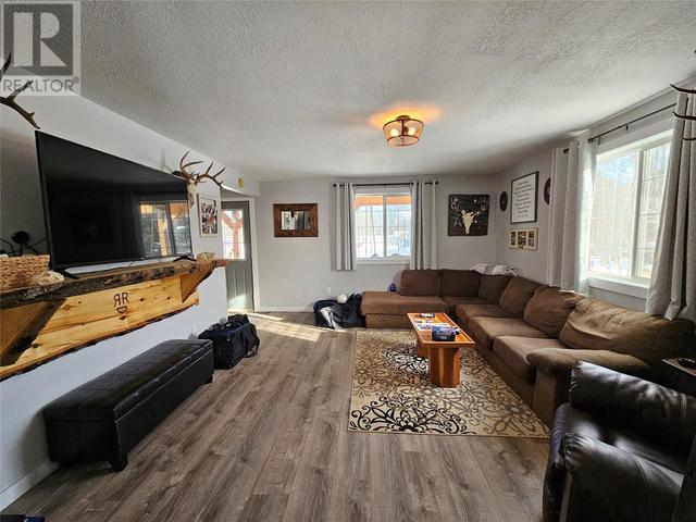 379 97 Highway S, House detached with 3 bedrooms, 2 bathrooms and null parking in Peace River E BC | Image 9