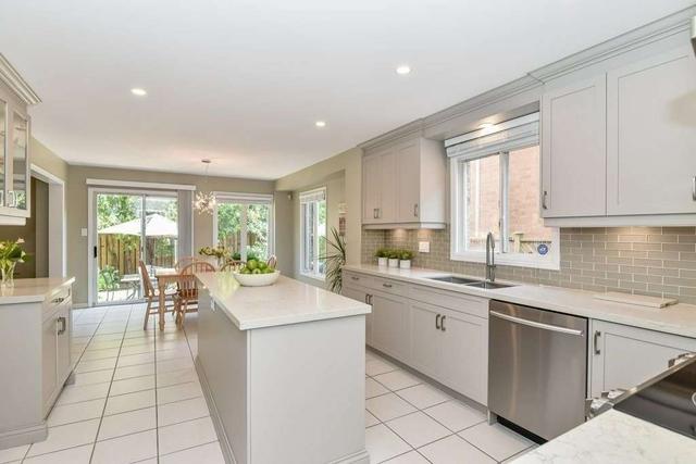 1100 Lansdown Dr, House detached with 4 bedrooms, 5 bathrooms and 4 parking in Oakville ON | Image 2