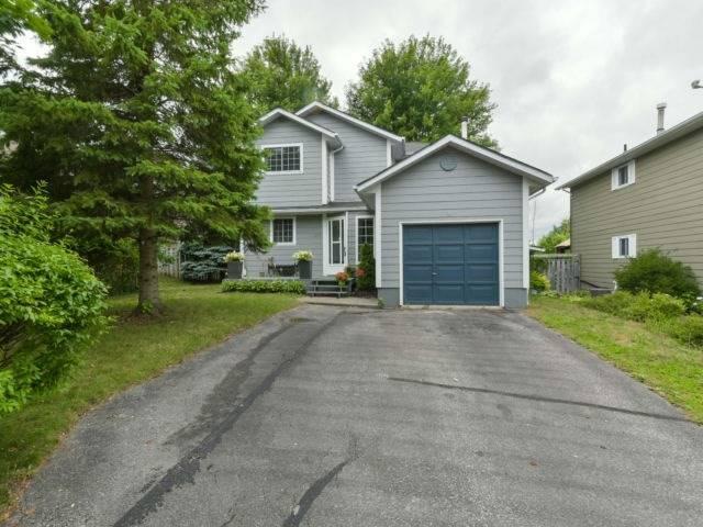 301 Crawford St, House detached with 3 bedrooms, 2 bathrooms and 1 parking in Barrie ON | Image 2