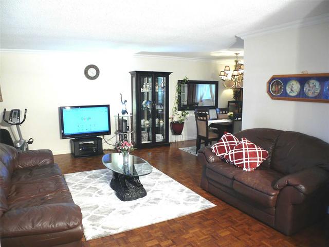 80 La Peer Blvd, House detached with 3 bedrooms, 2 bathrooms and 5 parking in Toronto ON | Image 2