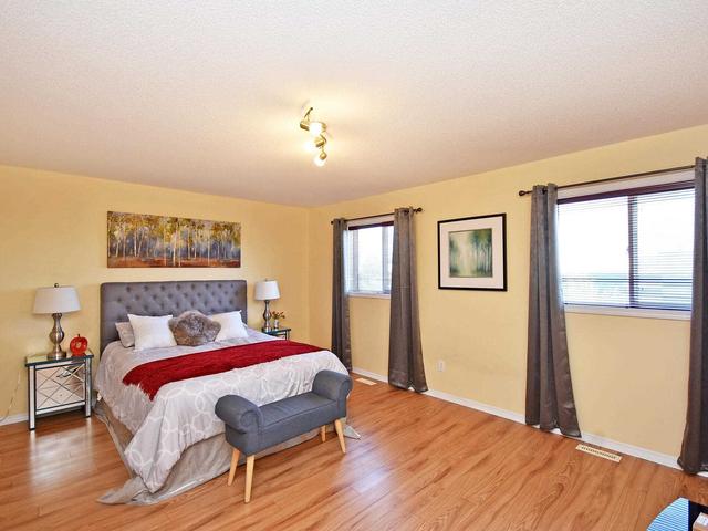 190 Twin Pines Cres, House attached with 3 bedrooms, 3 bathrooms and 3 parking in Brampton ON | Image 3